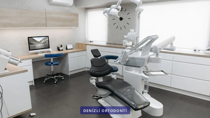 Beyaz ve düzenli bir kliniğin muayene odası