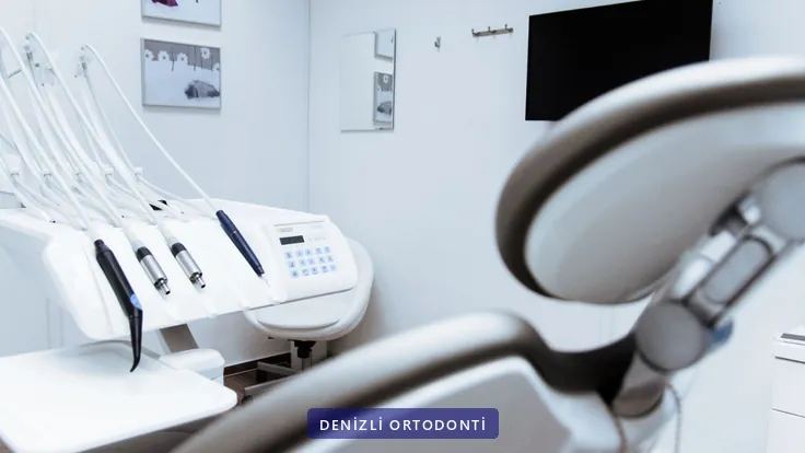 Klinikte hazır bekleyen diş ünitesi ve röntgen görüntüleyici